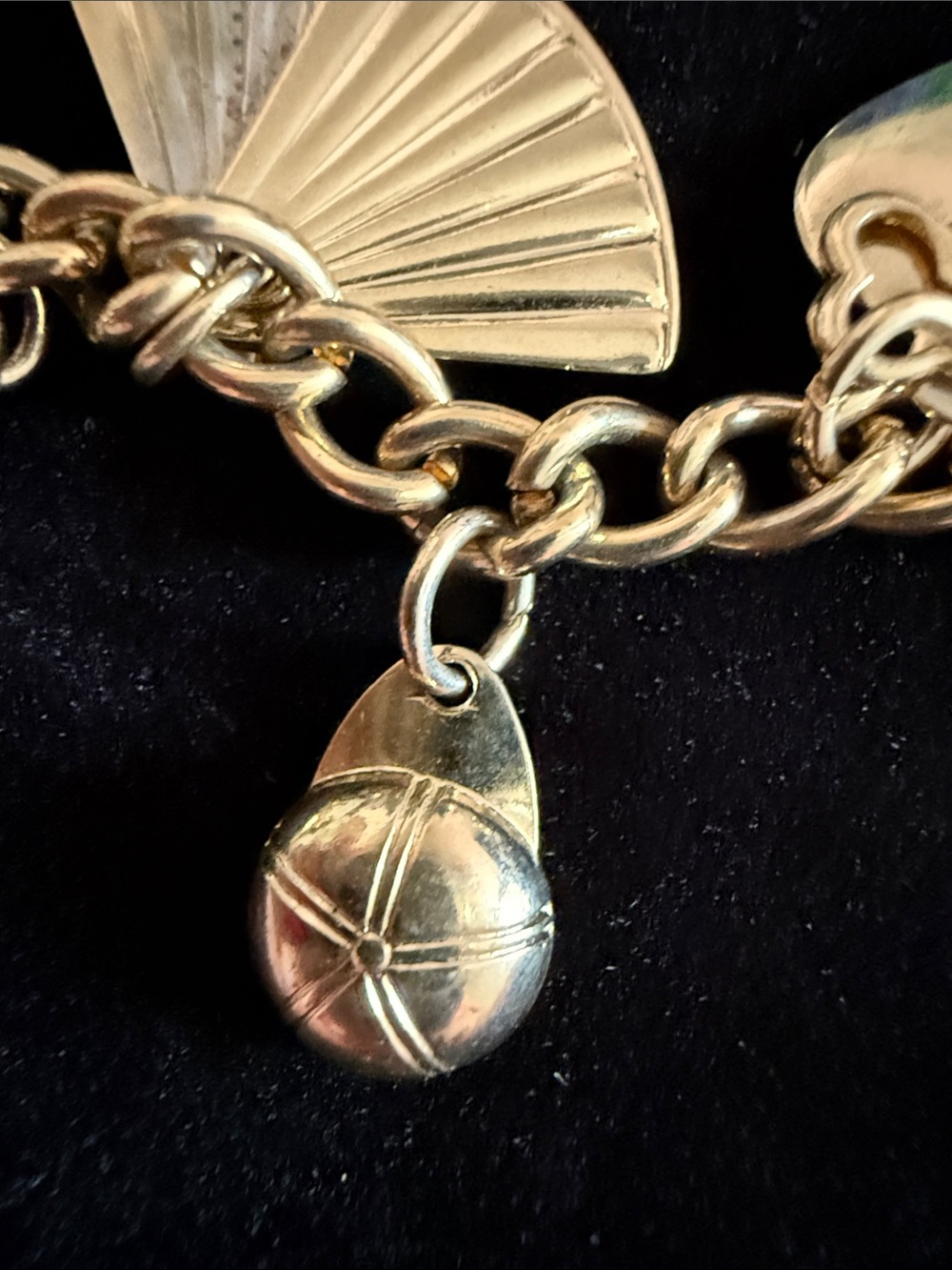 CORO excellent condition 18 Gold-Tone w/Charm Bracelet 1960’s collectible - Picture 12 of 16